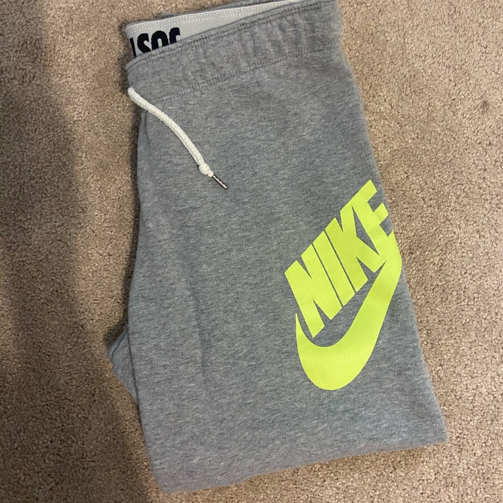 Cropped Nike sweat pants